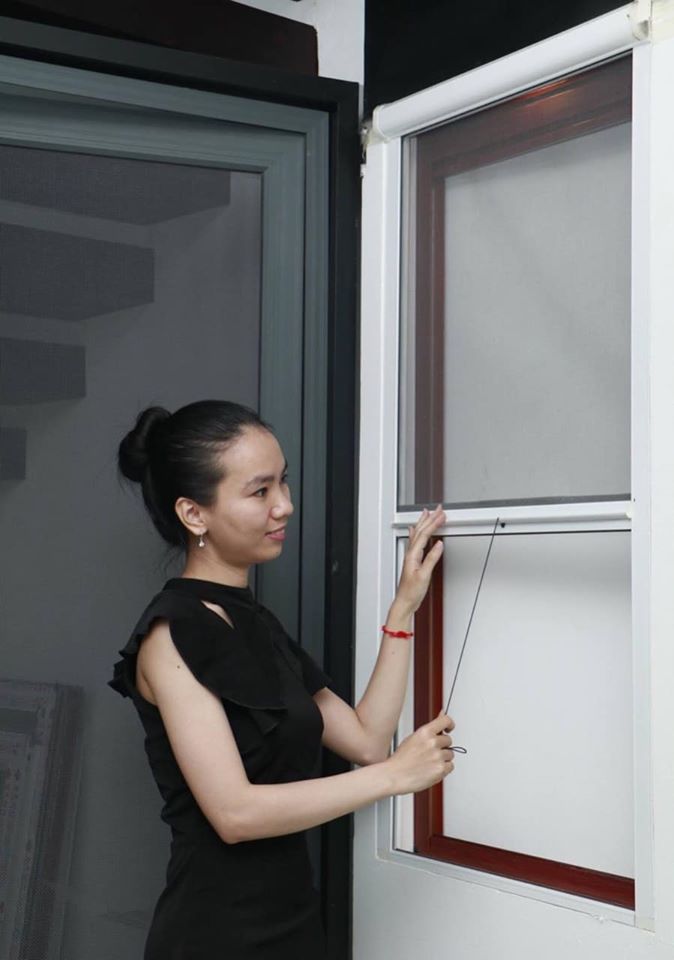 Cửa lưới tự cuốn lắp đặt tại cửa ra vào