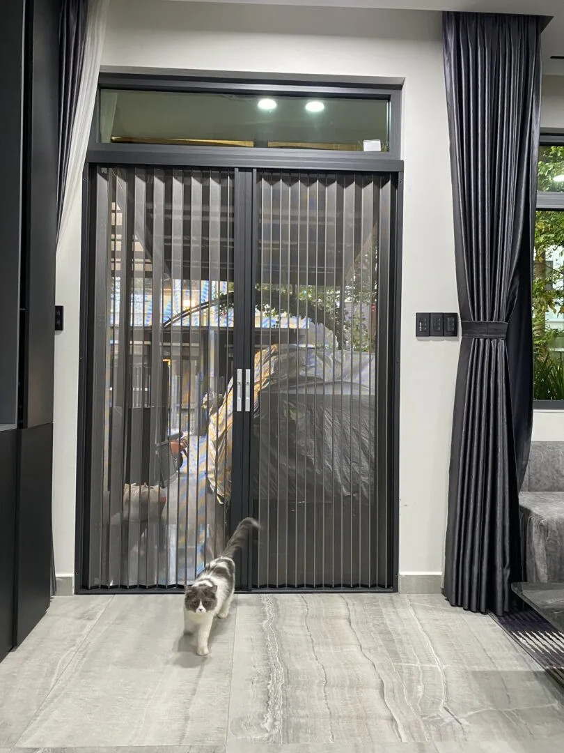 Cửa Lưới Xếp Lá Nhôm – Giải Pháp Sang Trọng, Tiện Ích Cho Mọi Không Gian