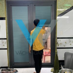 rèm lắp trên kính hệ kéo dọc