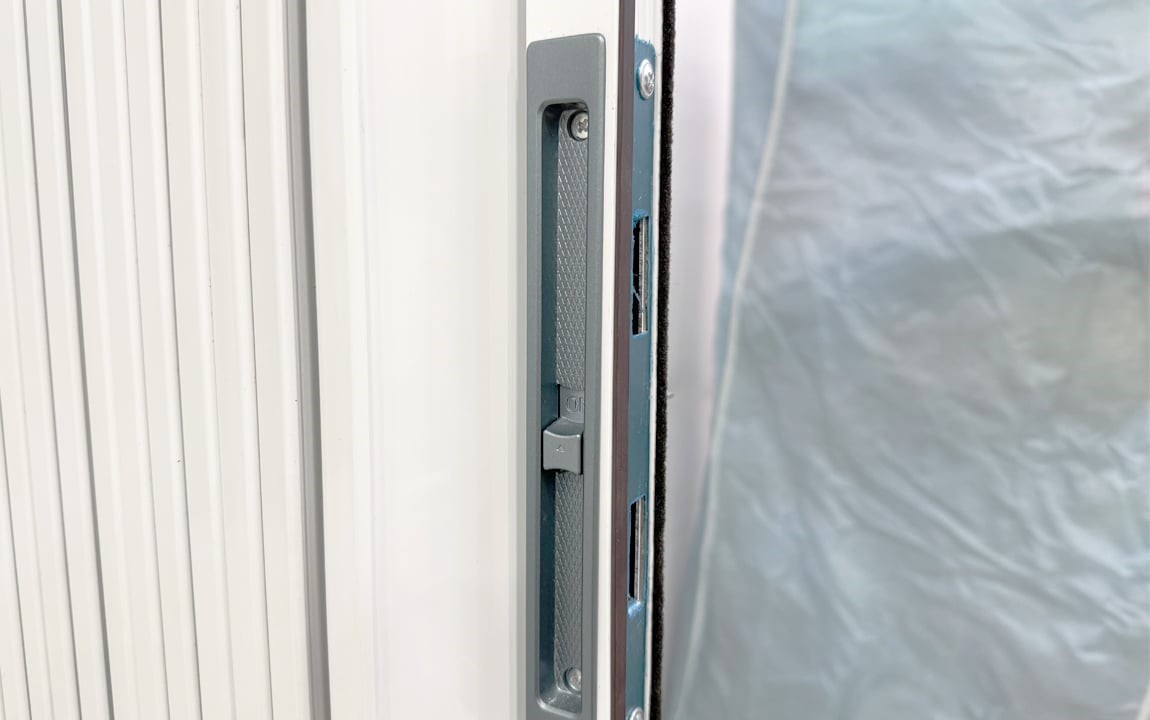 Chi tiết khóa an toàn bên trong của cửa xếp lá nhôm, tăng cường bảo mật.