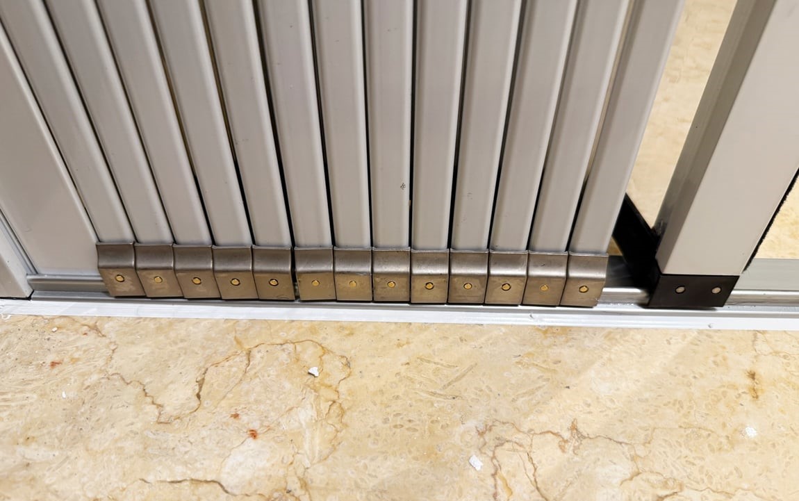 Chi tiết ray trượt dưới sàn của cửa xếp lá nhôm, đảm bảo độ bền và an toàn.