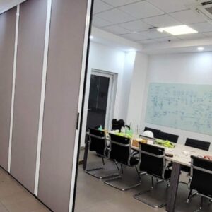 Lắp đặt vách ngăn tổ ong hệ ray xích màu ghi để phân chia không gian trong văn phòng làm việc