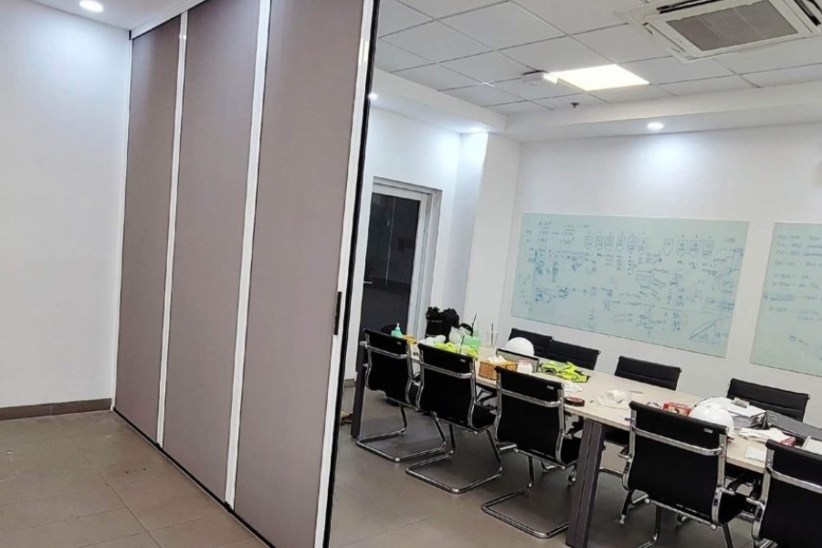 Lắp đặt vách ngăn tổ ong hệ ray xích màu ghi để phân chia không gian trong văn phòng làm việc