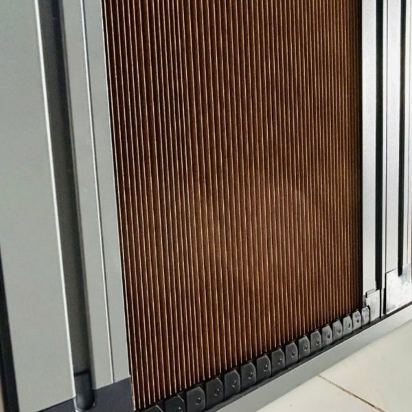 Vách Ngăn Ray Xích Hệ 45: Giải Pháp Tối Ưu Cho Không Gian Đa Năng Cận cảnh vách ngăn tổ ong ray xích