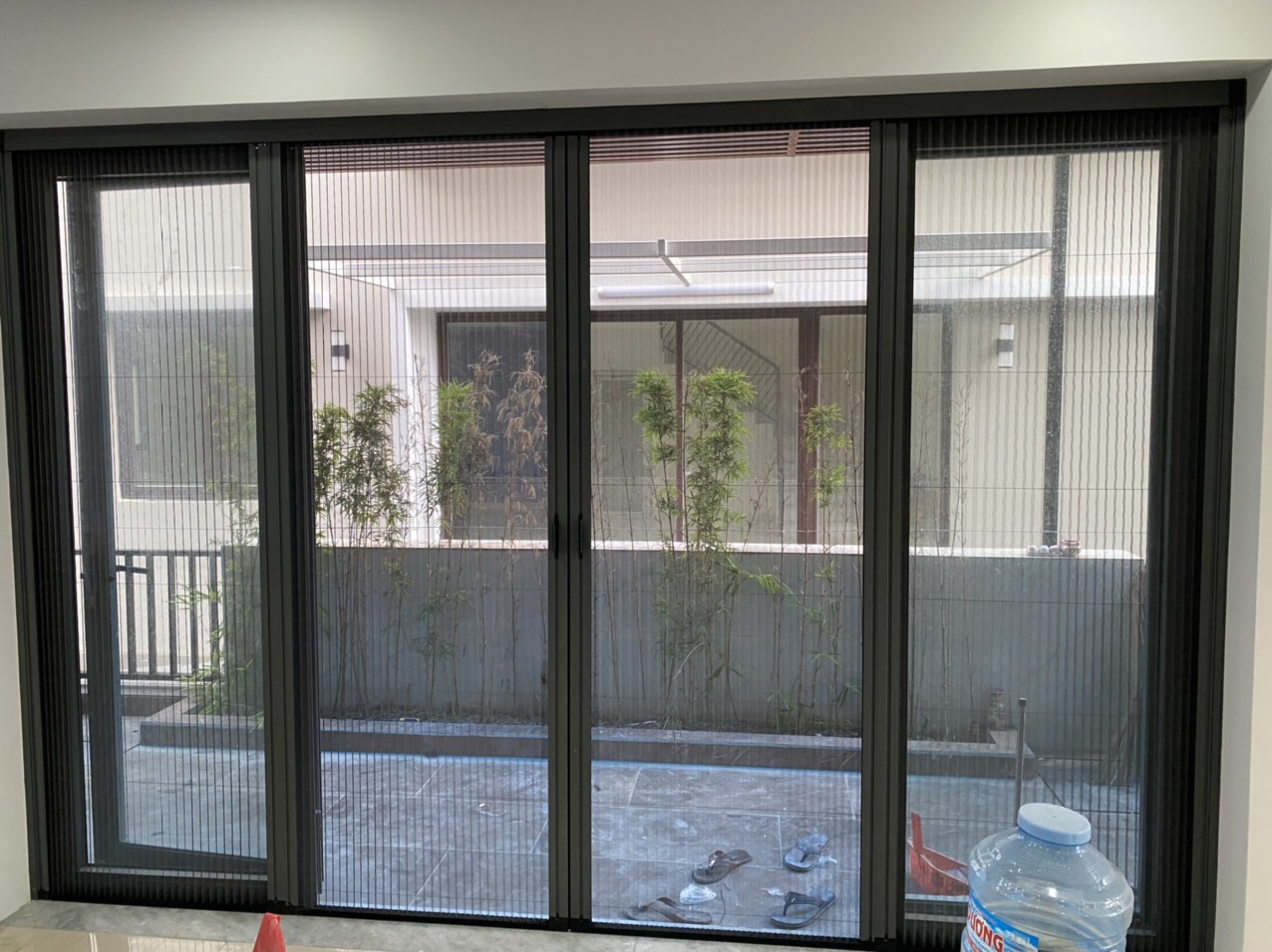 Cửa lưới chống muỗi hệ xích cánh nối nhiều cánh cho cửa lớn