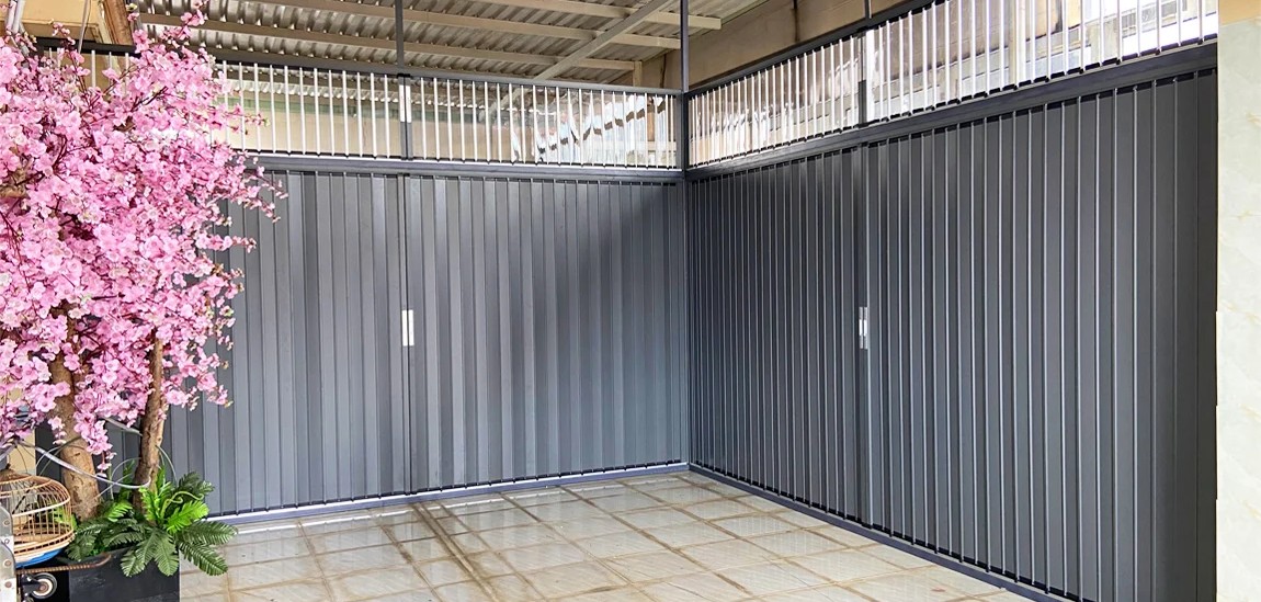 Cửa xếp lá nhôm kết hợp lá nhựa trong suốt, giải pháp tối ưu cho không gian cần ngăn lạnh và tầm nhìn.