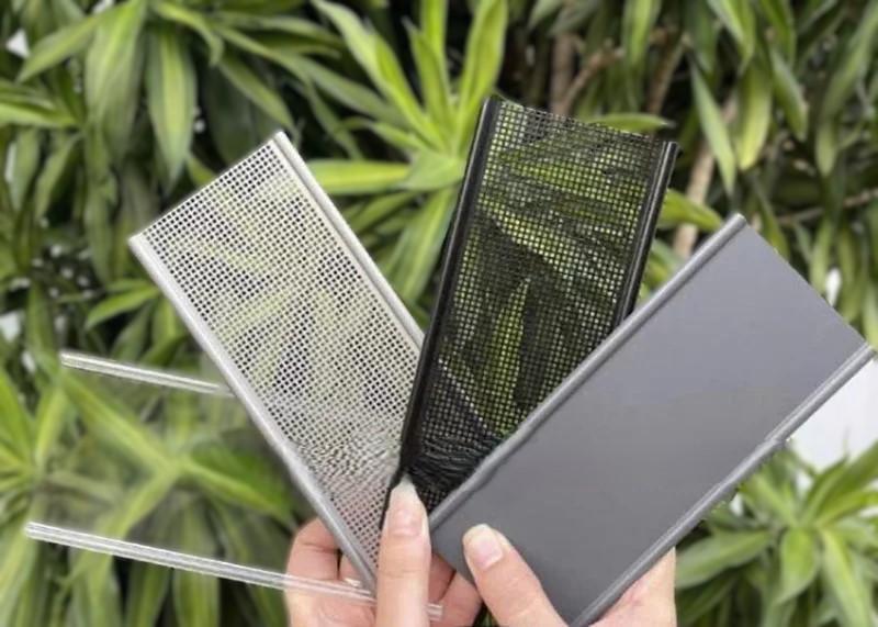 Các loại lá nhôm đặc, lá nhôm dập lỗ và lá nhựa PVC trong suốt dùng cho cửa xếp lá nhôm.