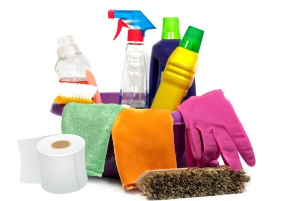 Vệ sinh rèm ngăn lạnh đúng cách để đảm bảo độ trong suốt.