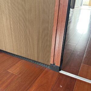 Vách ngăn tổ ong có khung giả vân gỗ và hệ thống ray xích dưới sàn.