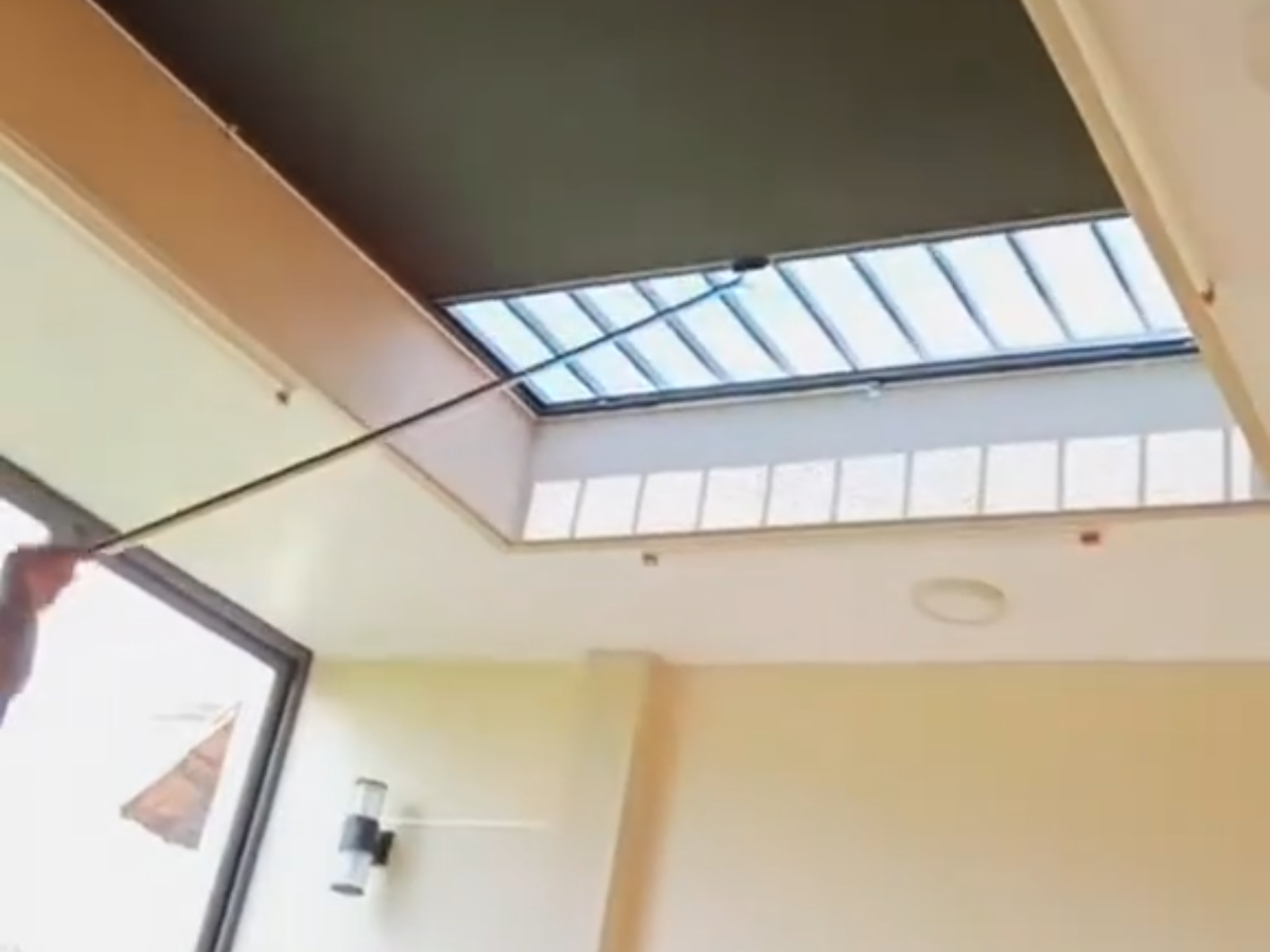 Rèm tổ ong màu trắng lắp đặt cho giếng trời, giúp chống nắng và cách nhiệt hiệu quả từ trên cao.