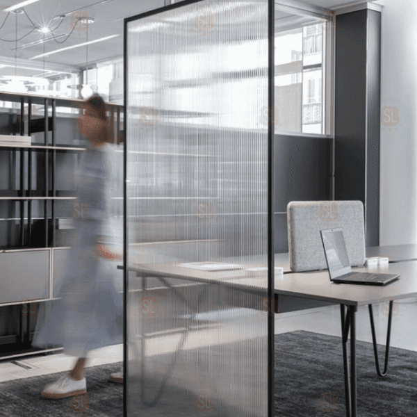 Vách ngăn xếp Poly kèm khóa ở văn phòng