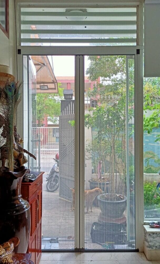 Cửa lưới xếp PE trắng trong