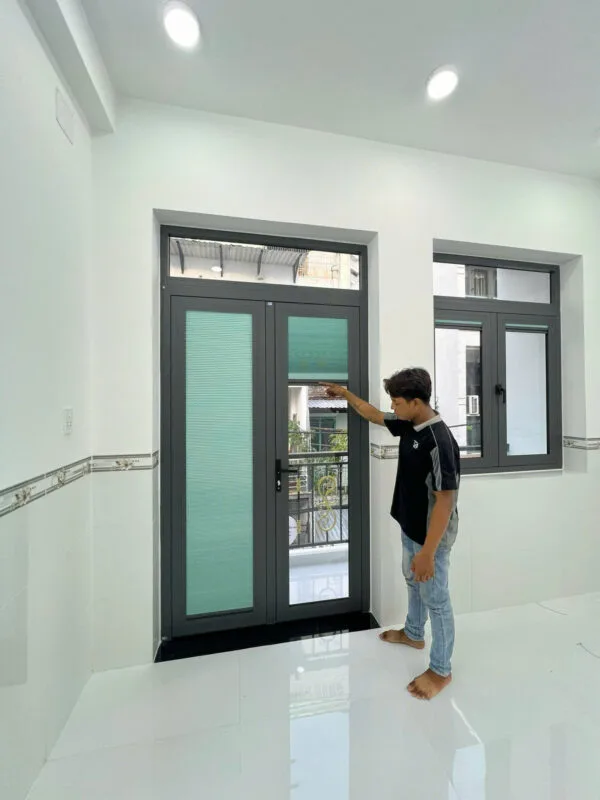 Vách ngăn lạnh điều hòa ngăn cửa chính