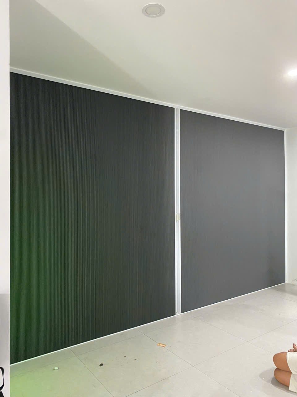 Hệ cửa nhôm tổ ong có ray dưới sàn mỏng, dùng để ngăn phòng điều hòa.