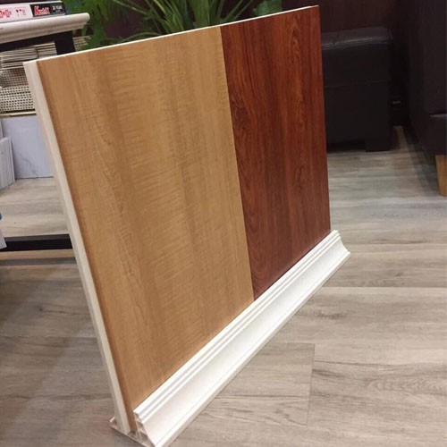 Thợ kỹ thuật đang lắp đặt vách ngăn tại nhà khách hàng