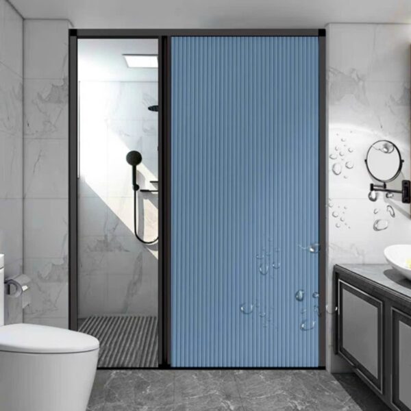 Cửa tổ ong màu trắng sữa được sử dụng làm cửa cho nhà vệ sinh, đảm bảo sự kín đáo và hiện đại.