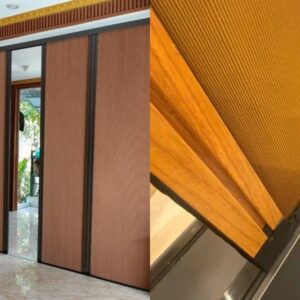 Vách ngăn tổ ong hệ 45 màu gỗ ngăn phòng khách, có một cánh tích hợp gương soi.