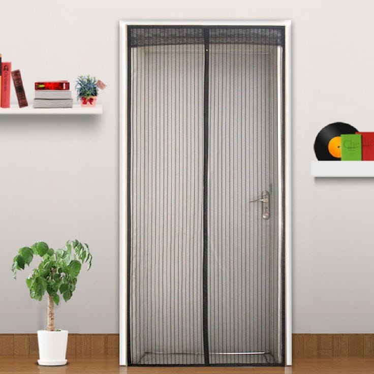 Cận cảnh cửa lưới xếp PE trắng trong với khung nhôm sơn tĩnh điện chắc chắn.