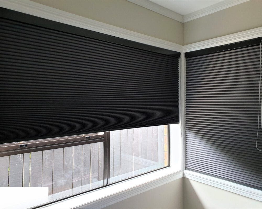 Rèm tổ ong ngăn phòng lạnh lắp tại vị trí cửa, ngăn nhiệt cản sáng