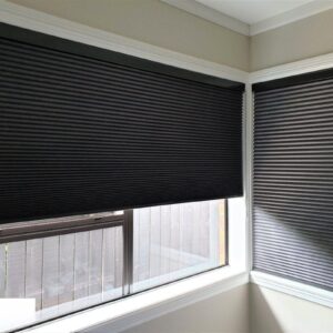 Rèm tổ ong ngăn phòng lạnh lắp tại vị trí cửa, ngăn nhiệt cản sáng