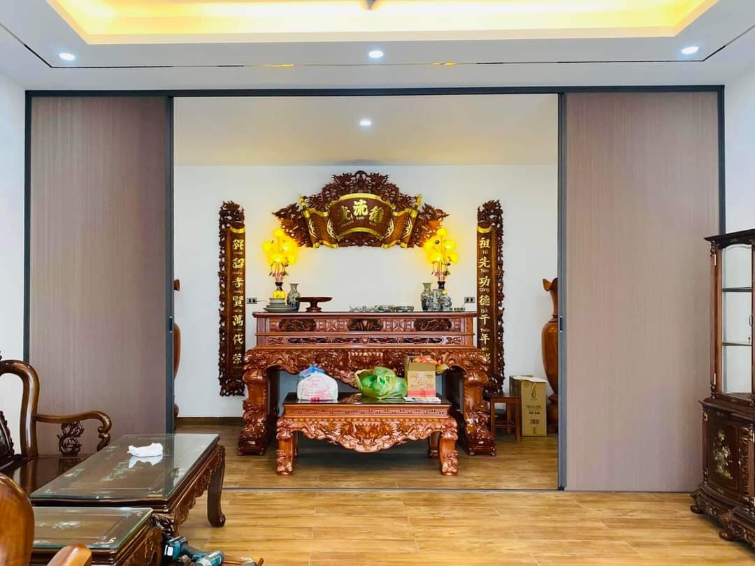 Thiết kế vách ngăn phòng thờ với rèm tổ ong màu xám