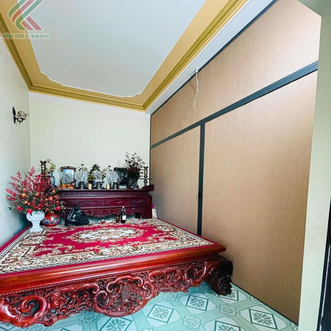 Mẫu vách ngăn rèm tổ ong cho không gian thờ cúng