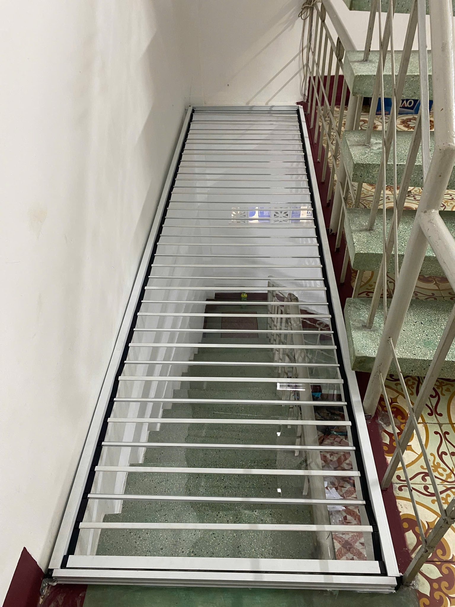 Hệ thống khóa an toàn và chắc chắn của cửa xếp nhựa.