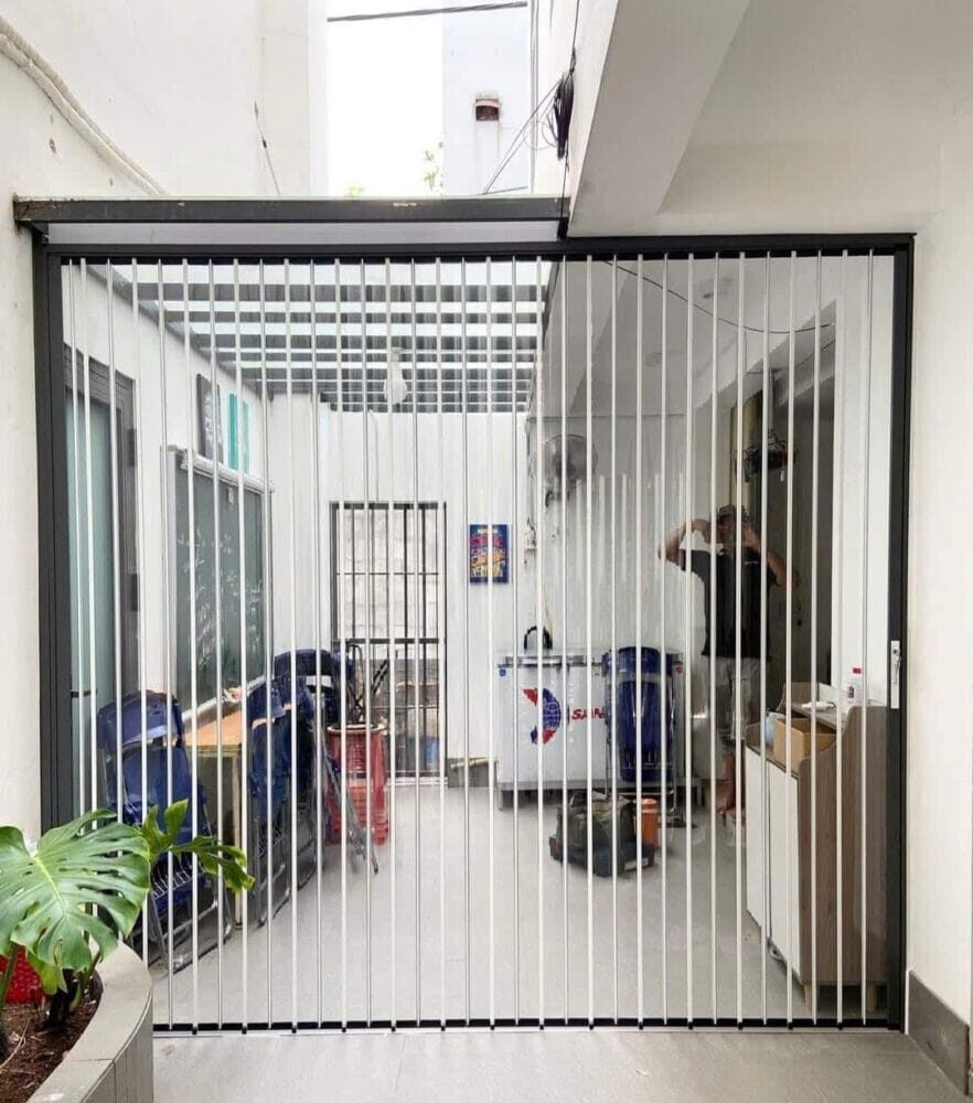 Cửa xếp lá nhựa polycarbonate lá phẳng – An toàn, thẩm mỹ cao Vách ngăn- Vách ngăn lạnh xếp polycarbonate trắng lá phẳng. cửa nhựa giá rẻ