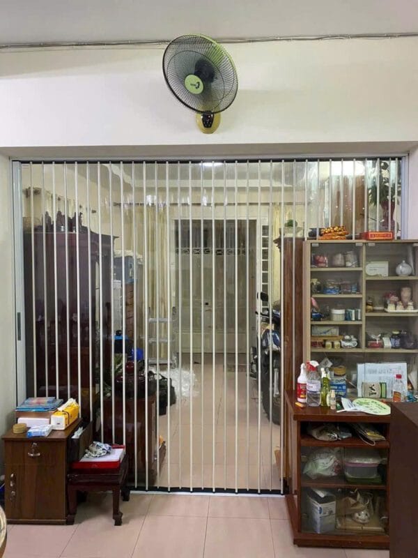 Rèm không chỉ ngăn lạnh mà còn ngăn cách mùi, ngăn bụi.