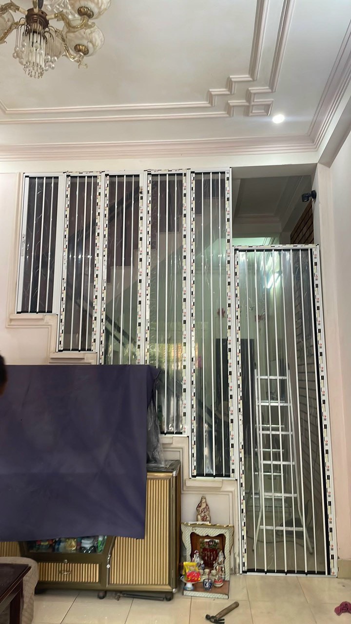Ứng dụng cửa xếp nhựa trong suốt để làm vách ngăn lạnh cho khu vực cầu thang.