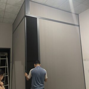 Vách ngăn lạnh chữ L lắp giữa phòng khách và bếp, giúp giữ hơi lạnh hiệu quả