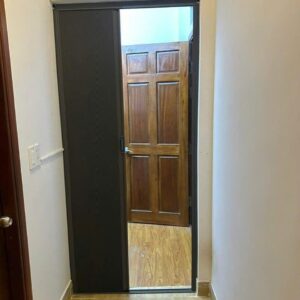 Cửa tổ ong màu xám hiện đại ngăn phòng khách.