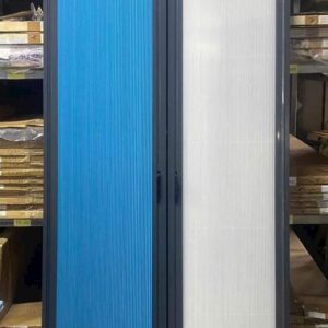 Cửa tổ ong màu kem lắp lọt trong khung cửa sổ.