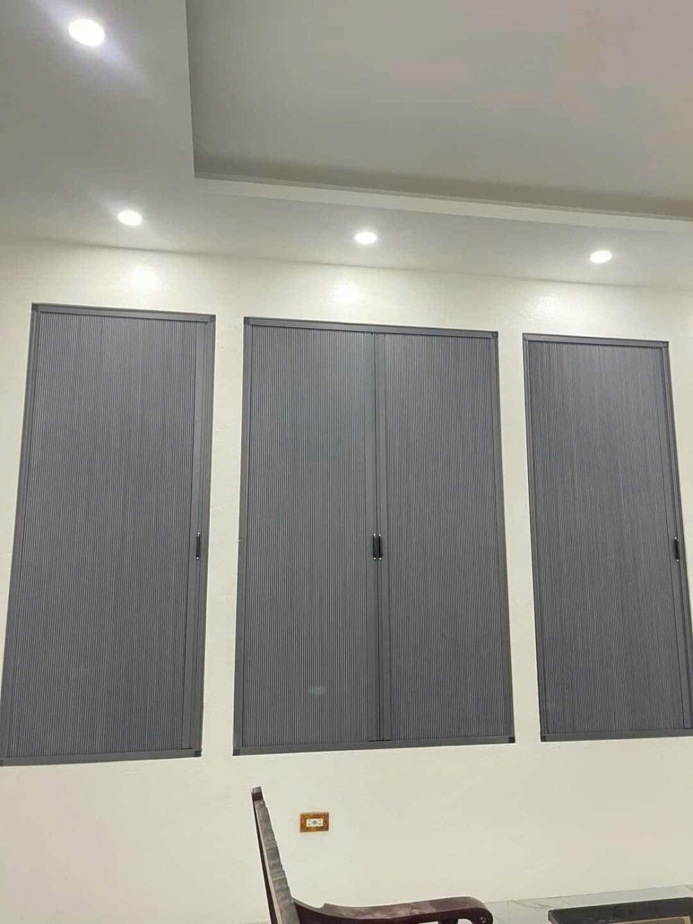 Giải pháp vách ngăn linh hoạt bằng cửa xếp tổ ong.