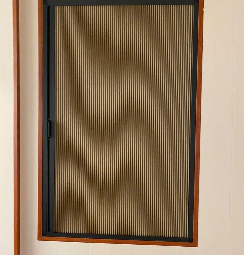 Cấu trúc lớp vải tổ ong cản sáng tuyệt đối.