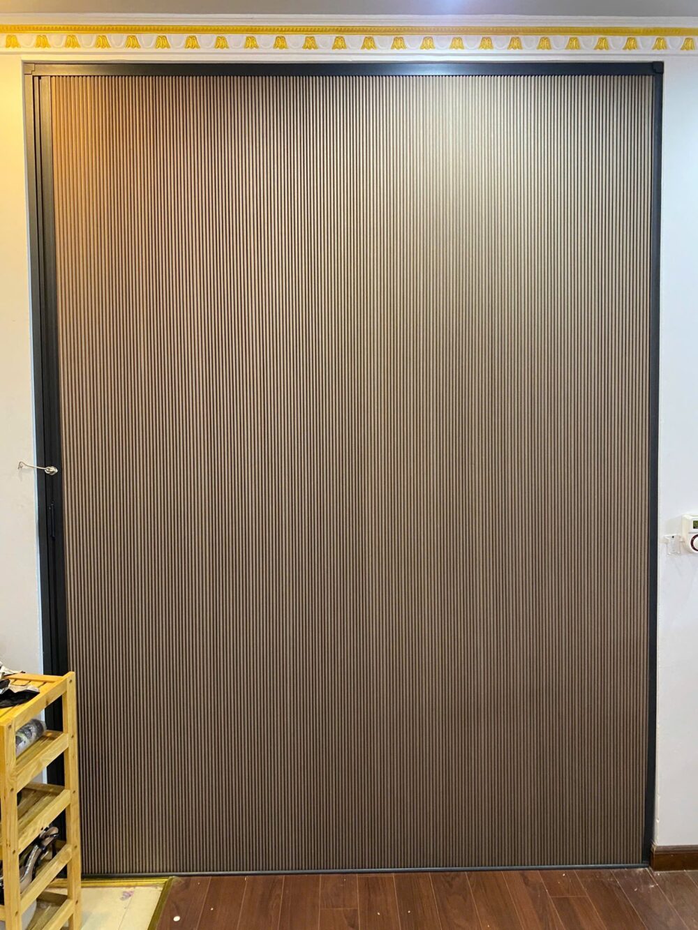 Cửa xếp tổ ong trượt gấp gọn gàng tiết kiệm diện tích.