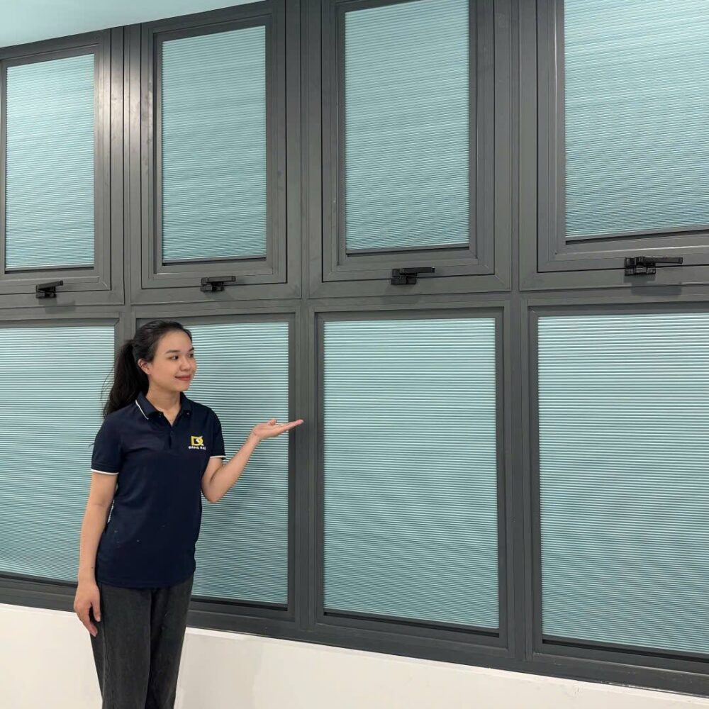 Cửa tổ ong màu xanh dương cho phòng ngủ bé.