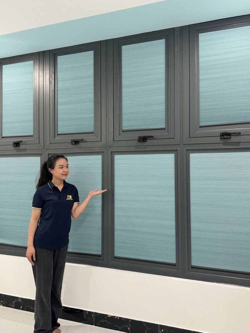 Cửa tổ ong màu xanh dương cho phòng ngủ bé.