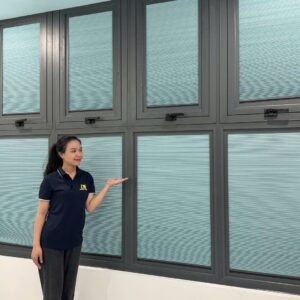 Cửa tổ ong màu xanh dương cho phòng ngủ bé.