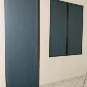 Cửa tổ ong ngăn lạnh điều hòa cho không gian mở.