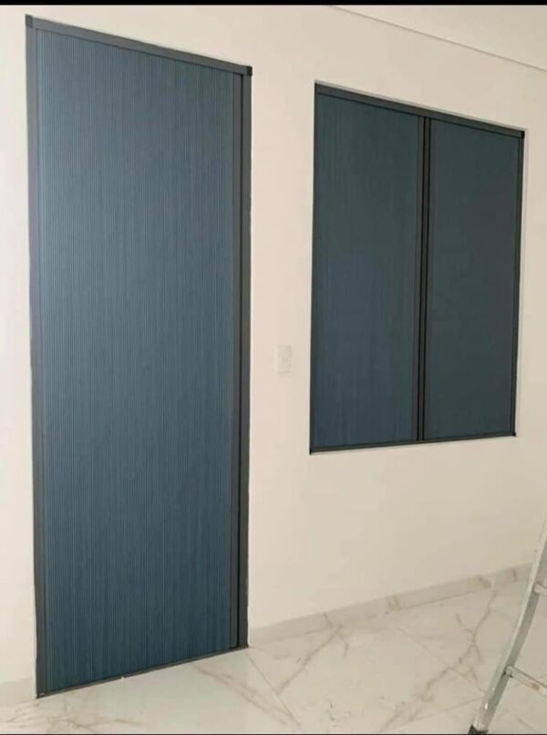 Cửa tổ ong ngăn lạnh điều hòa cho không gian mở.