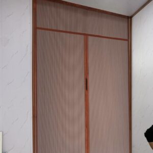 Cửa tổ ong phân chia phòng khách và phòng ăn.