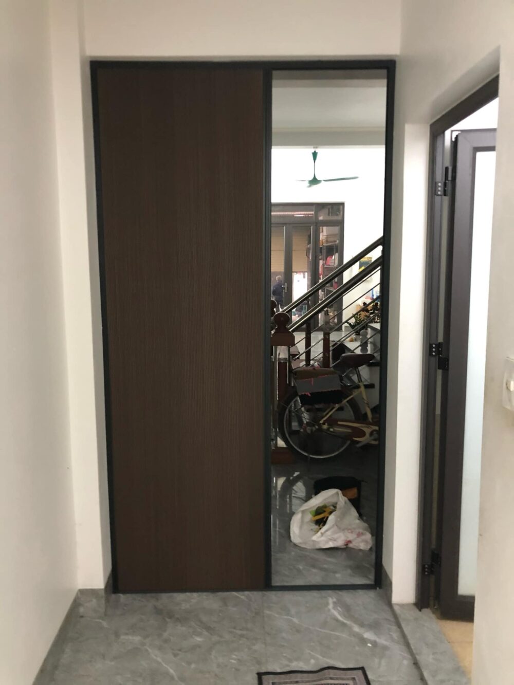 Hệ cửa tổ ong 2 cánh mở sang hai bên.
