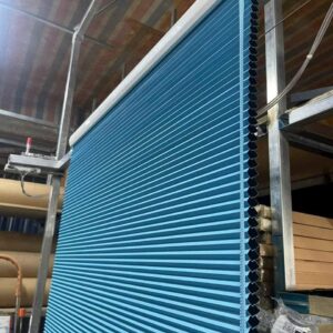 Rèm tổ ong kéo từ dưới lên cho cửa sổ bếp.