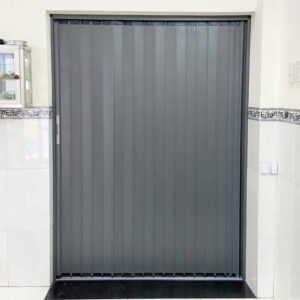 Cửa xếp lá nhôm đặc nguyên tấm màu ghi sáng lắp đặt cho cửa chính nhà phố