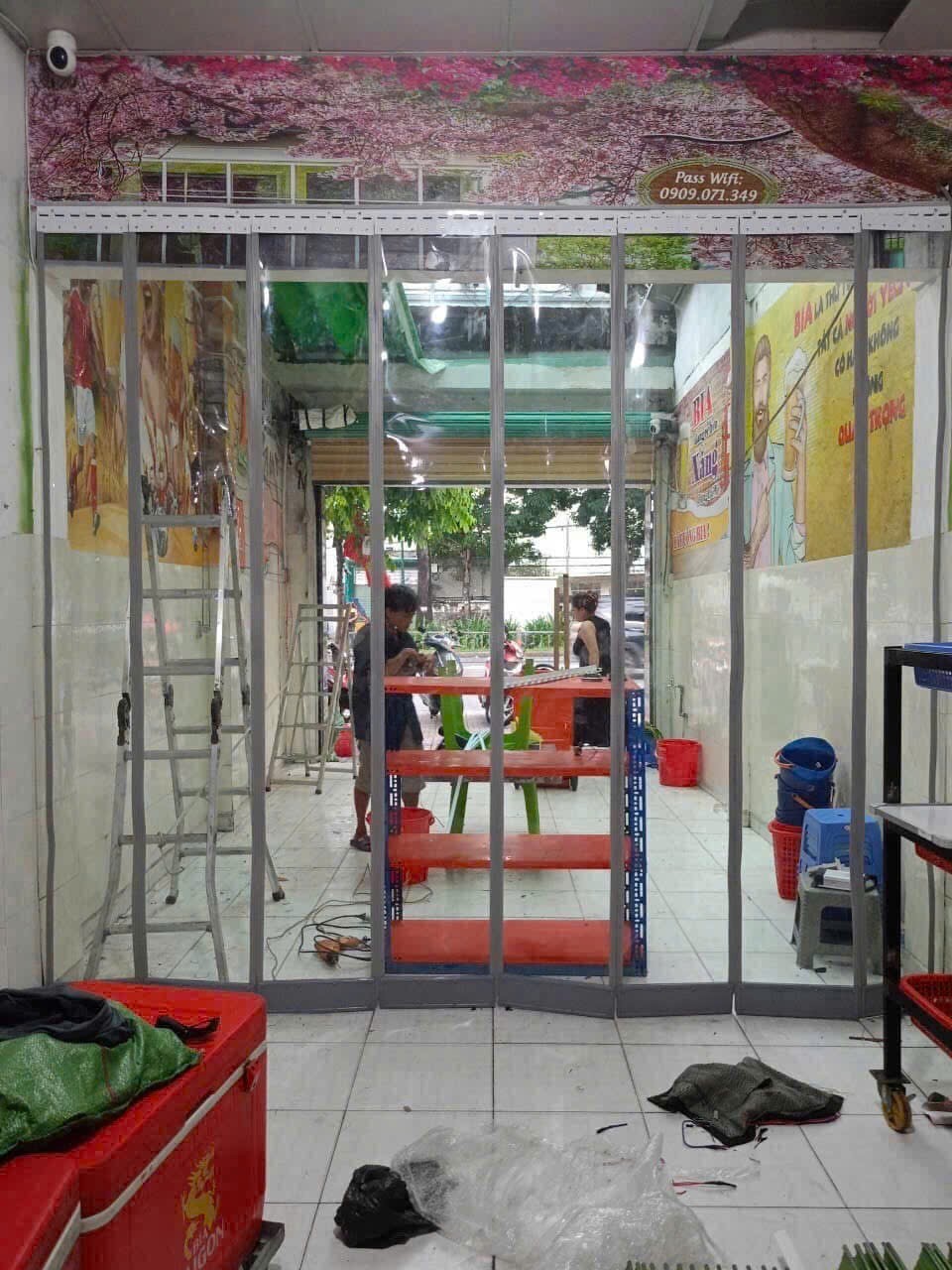 Cận cảnh rèm ngăn lạnh PVC viền nam châm từ tính giúp ngăn phòng điều hòa hiệu quả