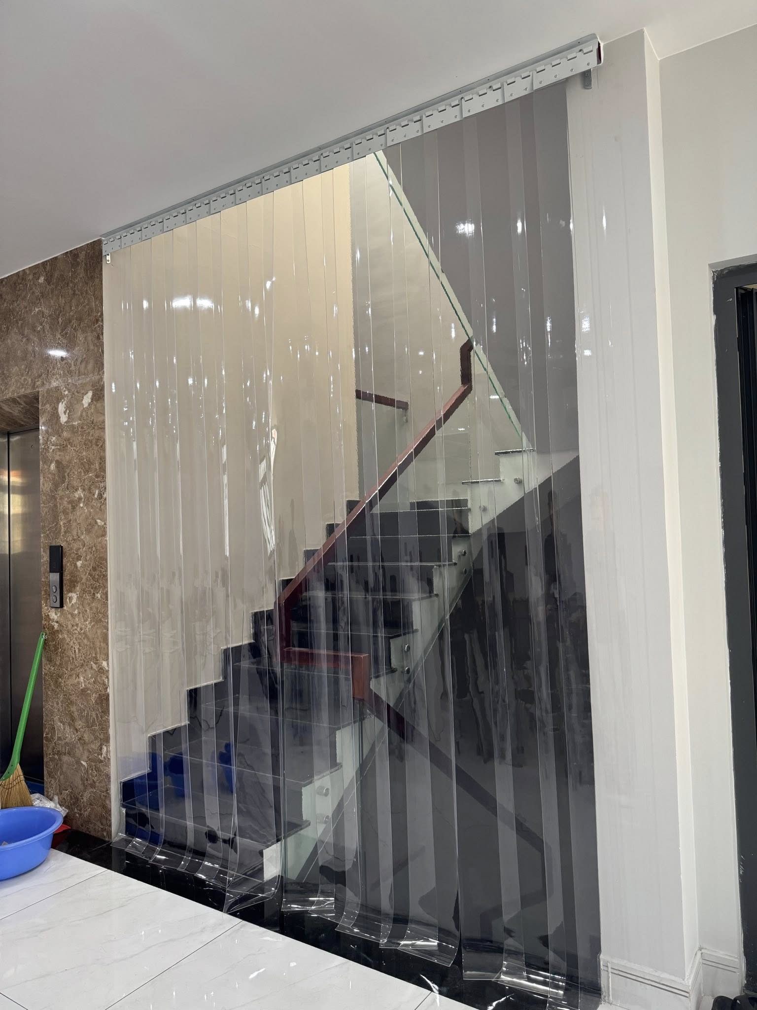 Rèm nhựa PVC ngăn lạnh điều hòa lắp đặt cho khu vực nhà bếp và phòng ăn.