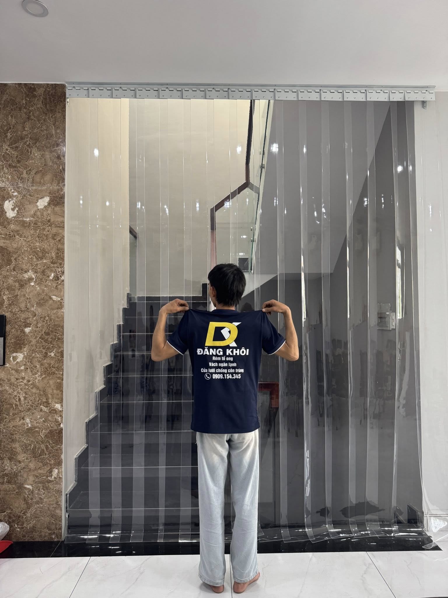 Lắp đặt rèm nhựa PVC nam châm từ tính cho lối đi kho xưởng
