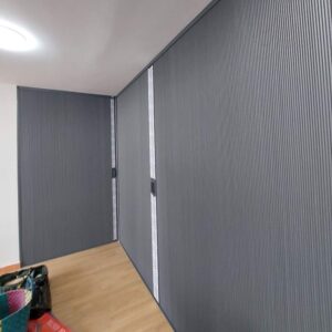 Thi công vách ngăn lạnh chữ L bằng rèm tổ ong và khung nhôm cao cấp