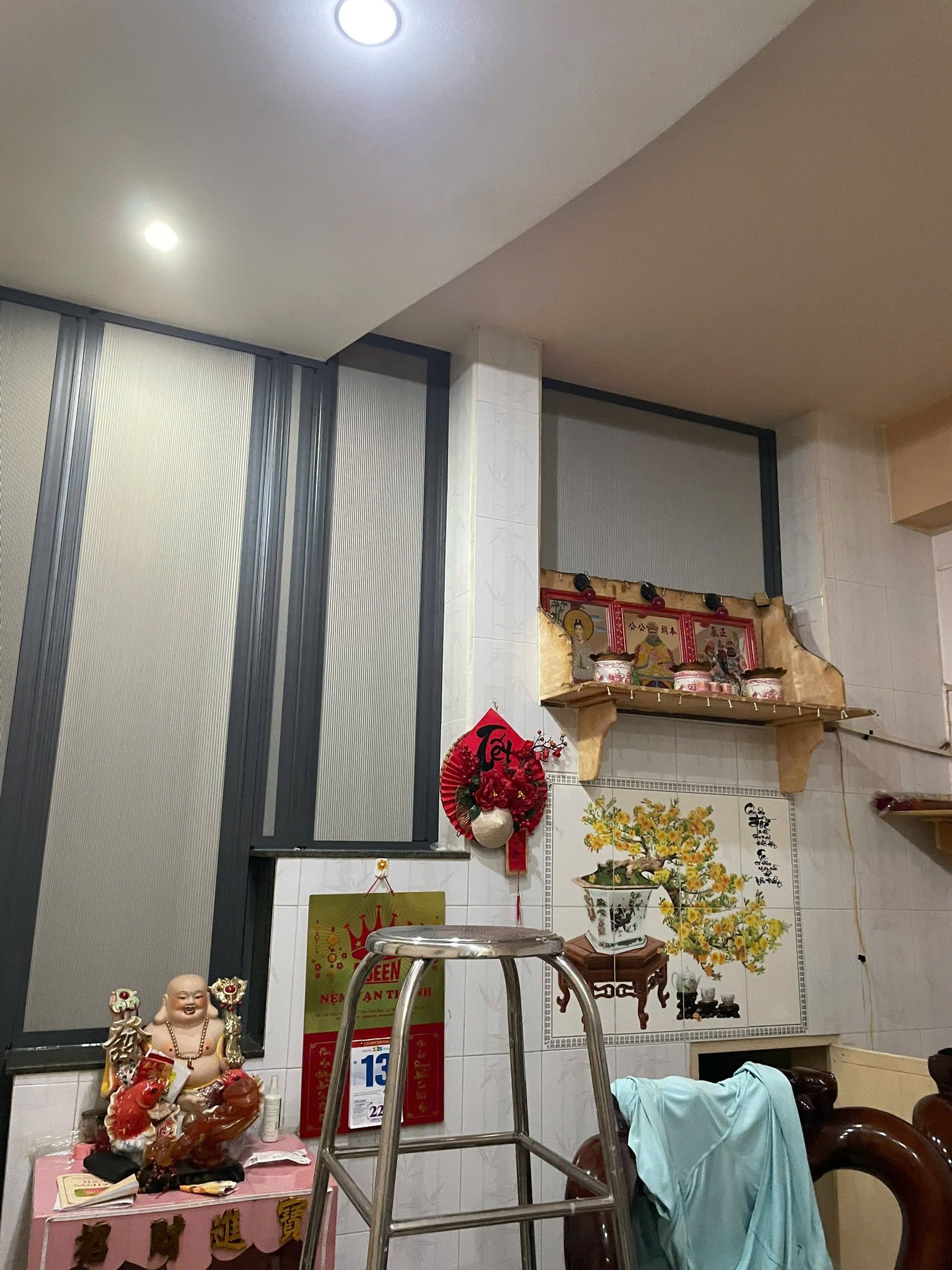 Cận cảnh cấu trúc và hệ ray của vách ngăn tổ ong hệ 27 cao cấp.